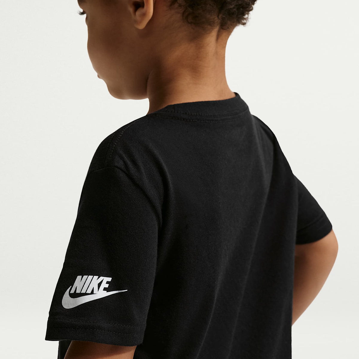 Playera con gráfico infantil Nike In The Zone – Negro – vista 2