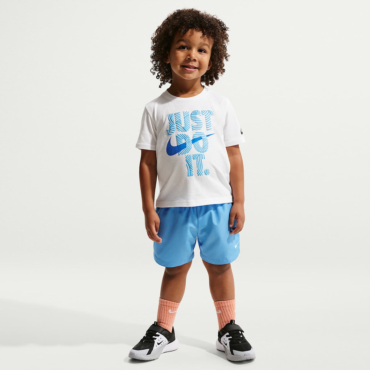 Playera con gráfico infantil Nike In The Zone – Blanco – vista 4