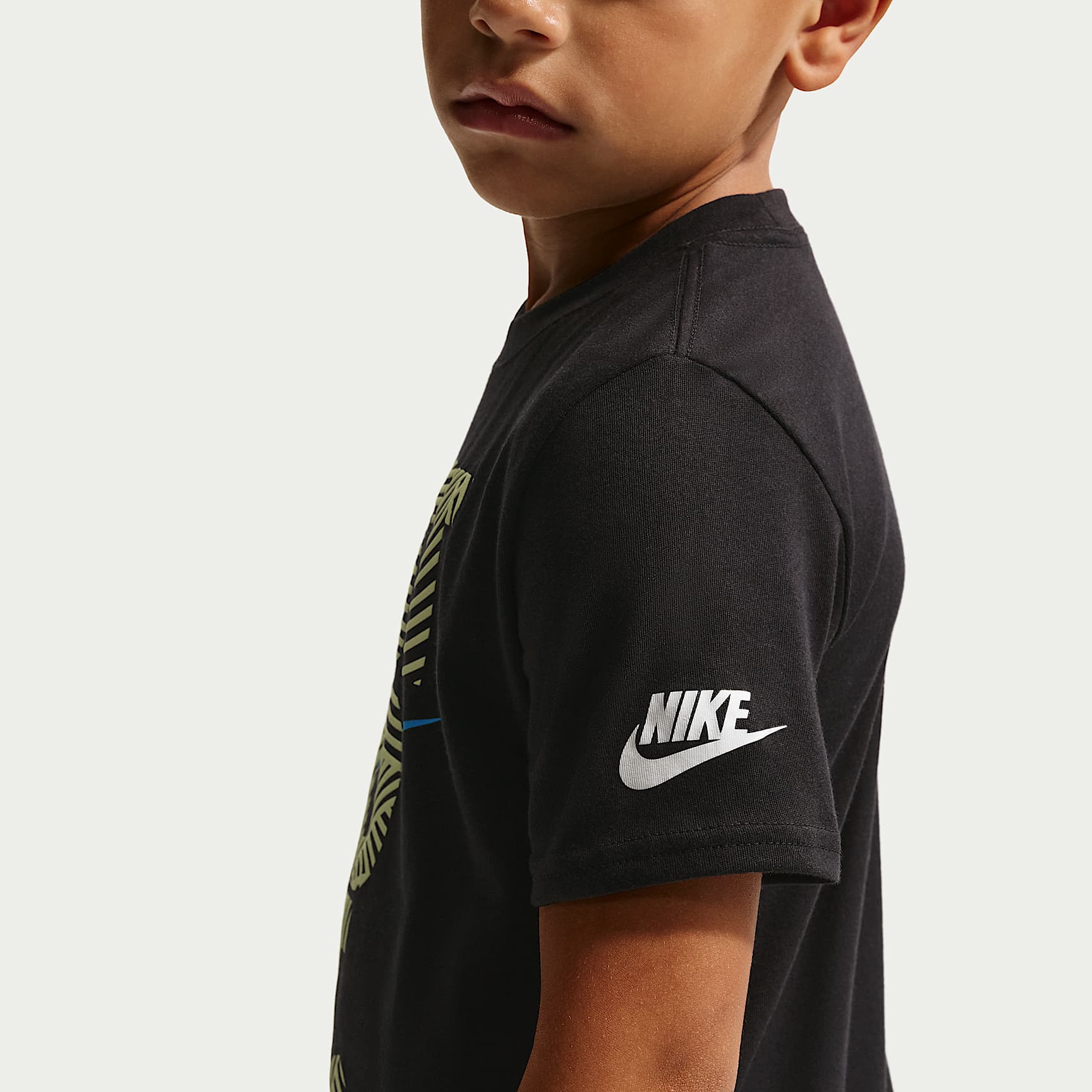 Playera con gráfico para niños talla pequeña Nike In The Zone – Negro – vista 2