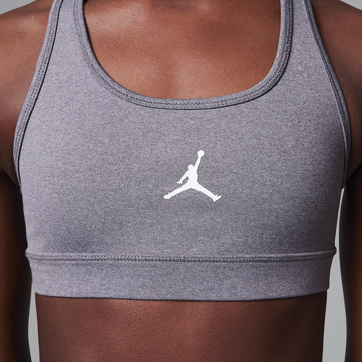 Bra Jumpman para niños talla grande Jordan Dri-FIT – Carbono jaspeado – vista 4