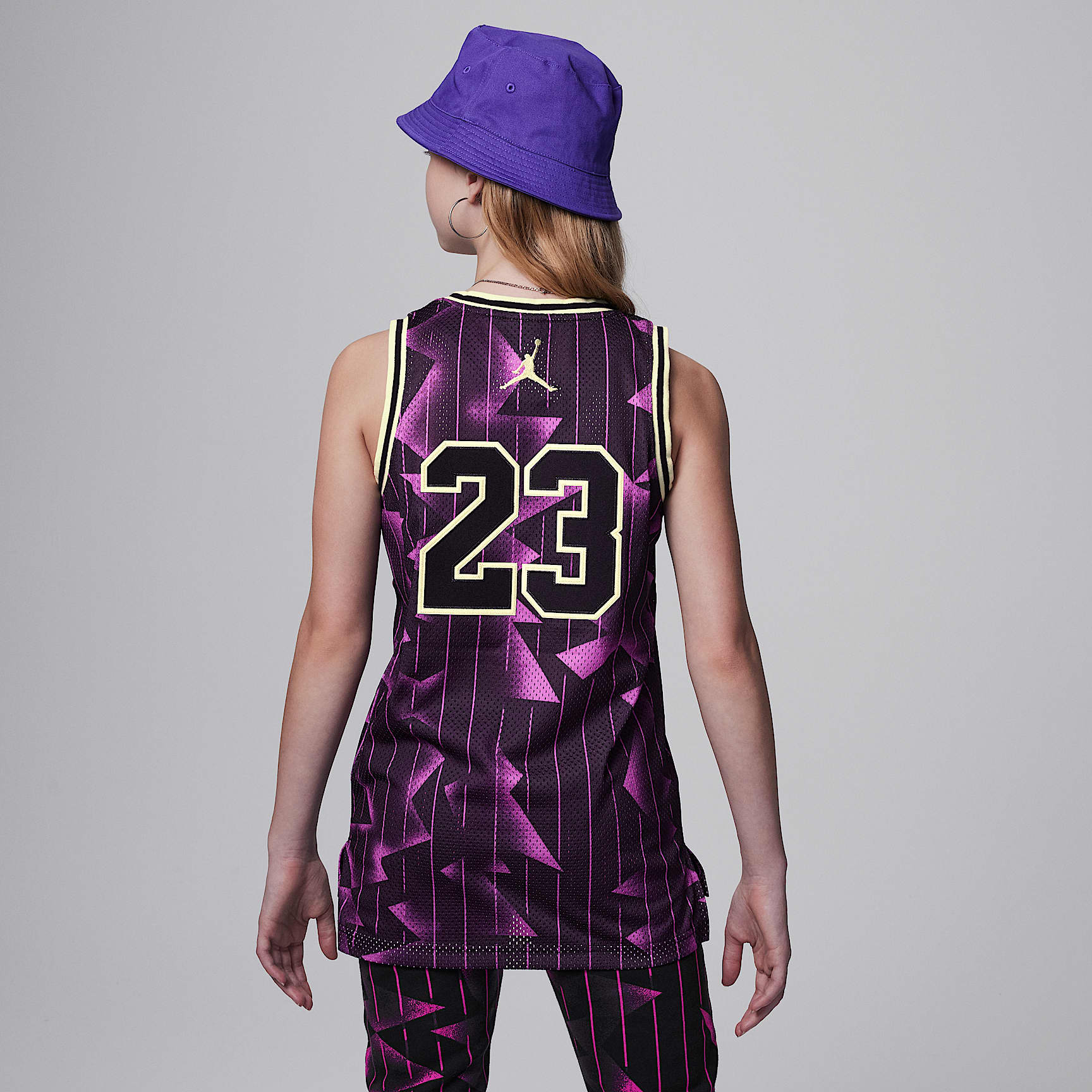 Playera para niños talla grande Jordan 23 Striped Jersey – Negro/Rosa feroz – vista 2