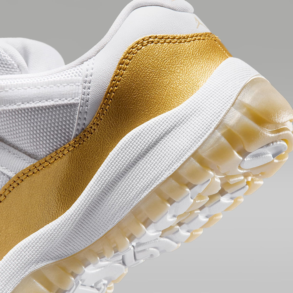 Jordan 11 Retro Low "Mother's Day" – Blanco/Oro team/Oro metalizado – vista 8