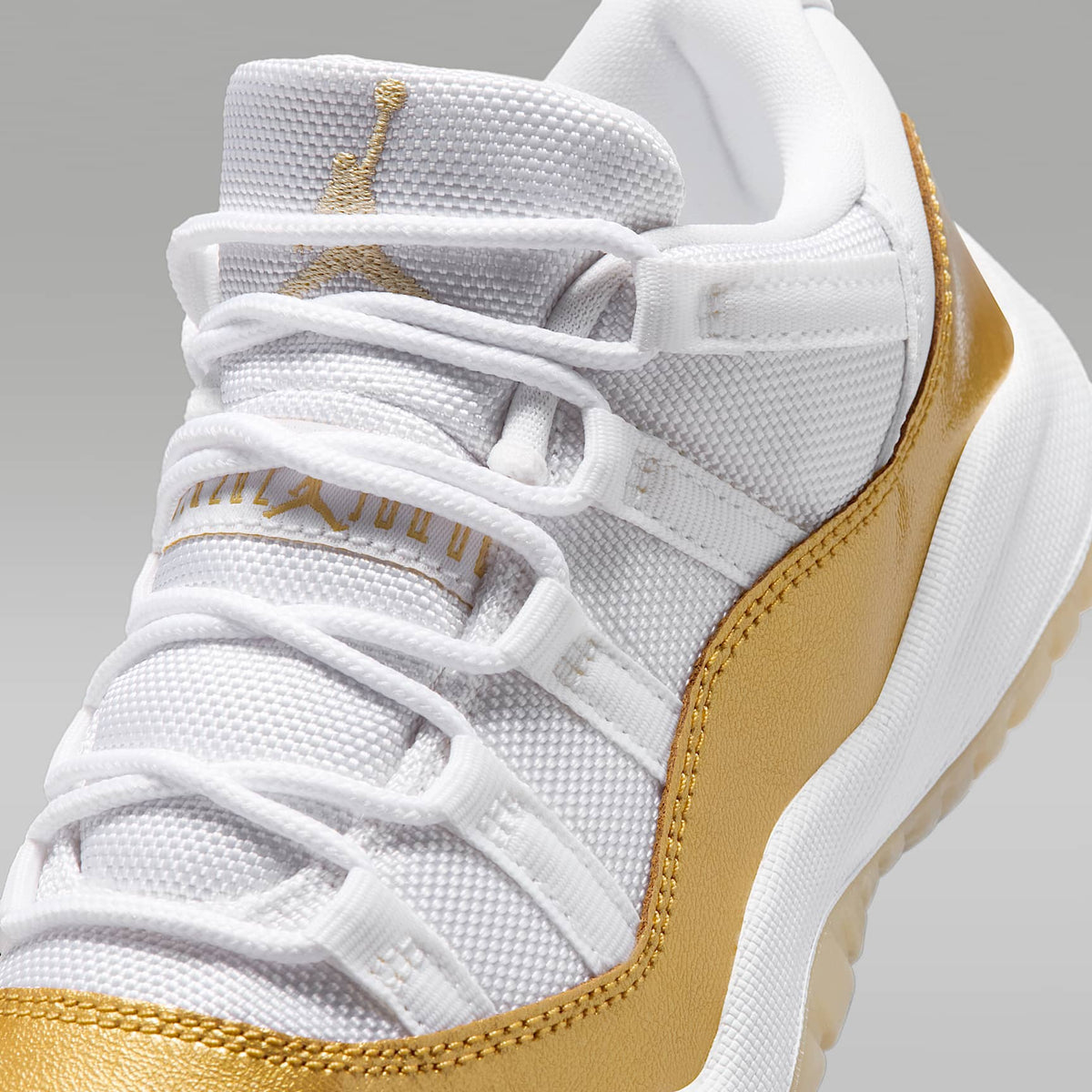 Jordan 11 Retro Low "Mother's Day" – Blanco/Oro team/Oro metalizado – vista 7