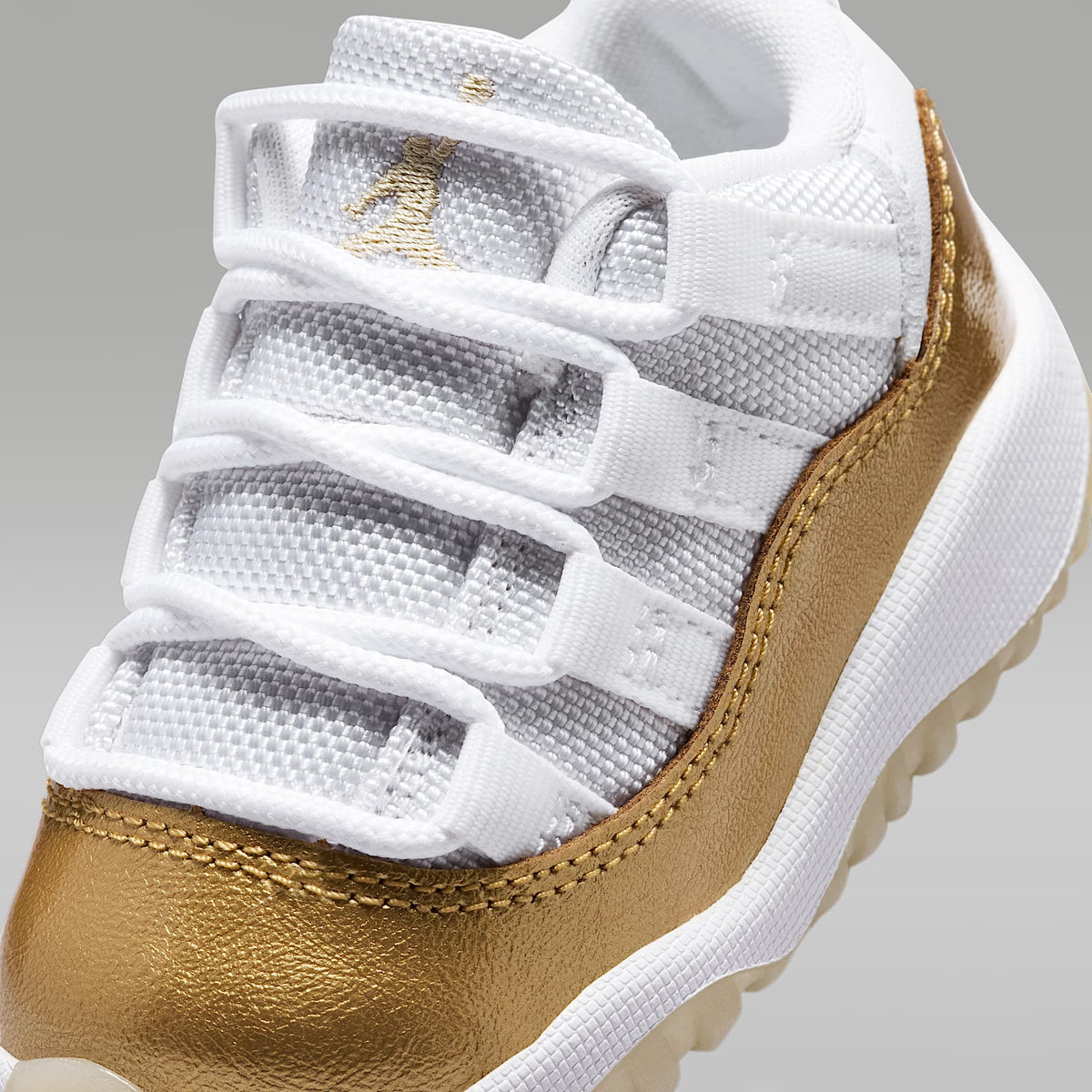 Jordan 11 Retro Low "Mother's Day" – Blanco/Oro team/Oro metalizado – vista 7