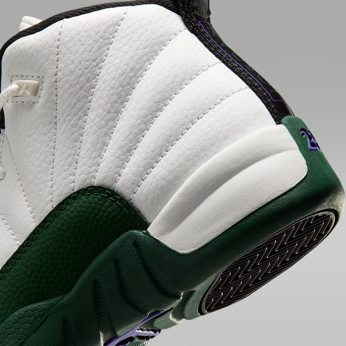 Jordan 12 Retro "Idols Become Rivals" – Blanco cumbre/Morado feroz/Morado feroz/Verde desfiladero – vista 8