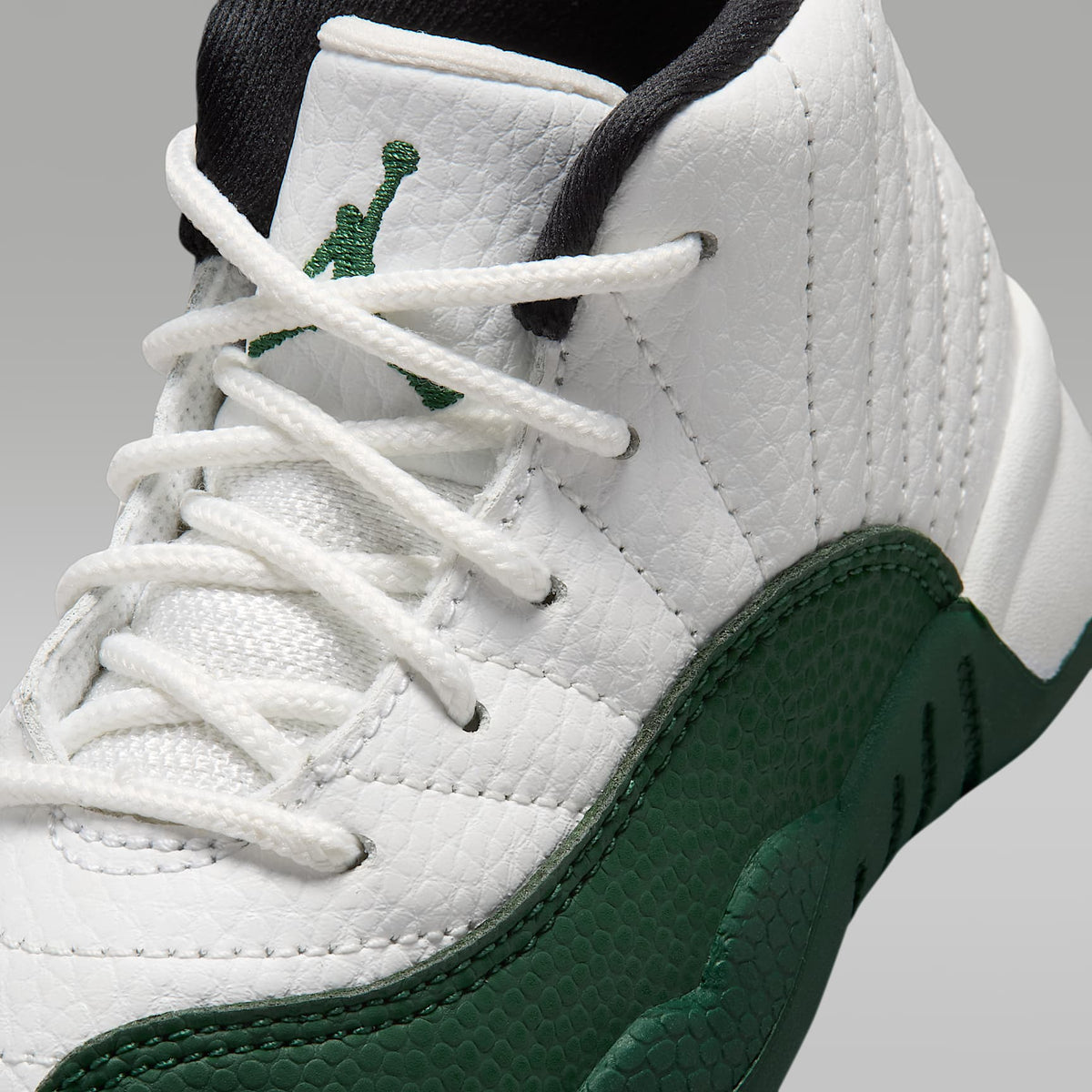Jordan 12 Retro "Idols Become Rivals" – Blanco cumbre/Morado feroz/Morado feroz/Verde desfiladero – vista 7