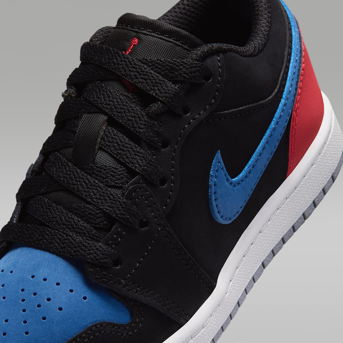 Jordan 1 Low – Negro/Azul genuino/Rojo universitario/Blanco cumbre – vista 7