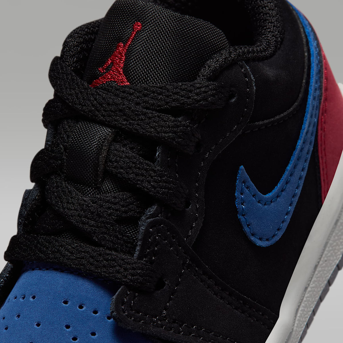 Jordan 1 Low – Negro/Azul genuino/Rojo universitario/Blanco cumbre – vista 7