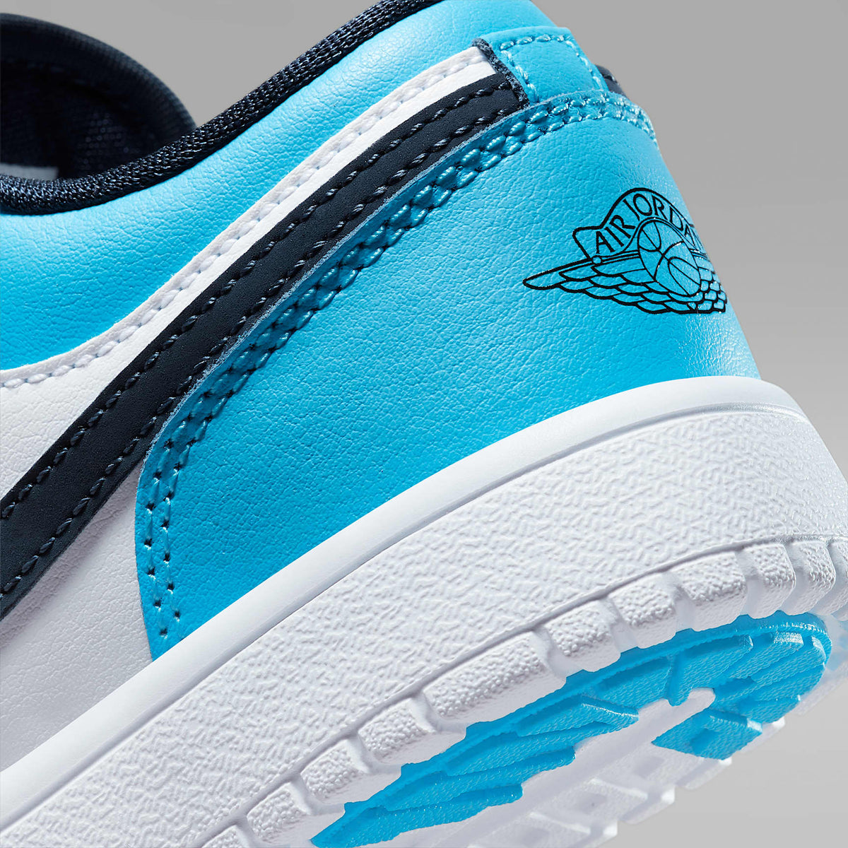Jordan 1 Low Alt – Blanco/Obsidiana/Azul celeste oscuro – vista 8