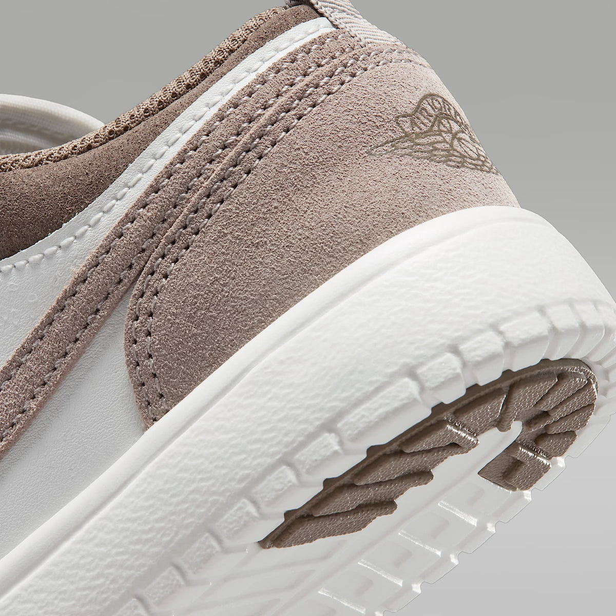 Jordan 1 Low Alt – Gris oliva/Blanco cumbre/Marfil pálido/Piedra enigma – vista 8