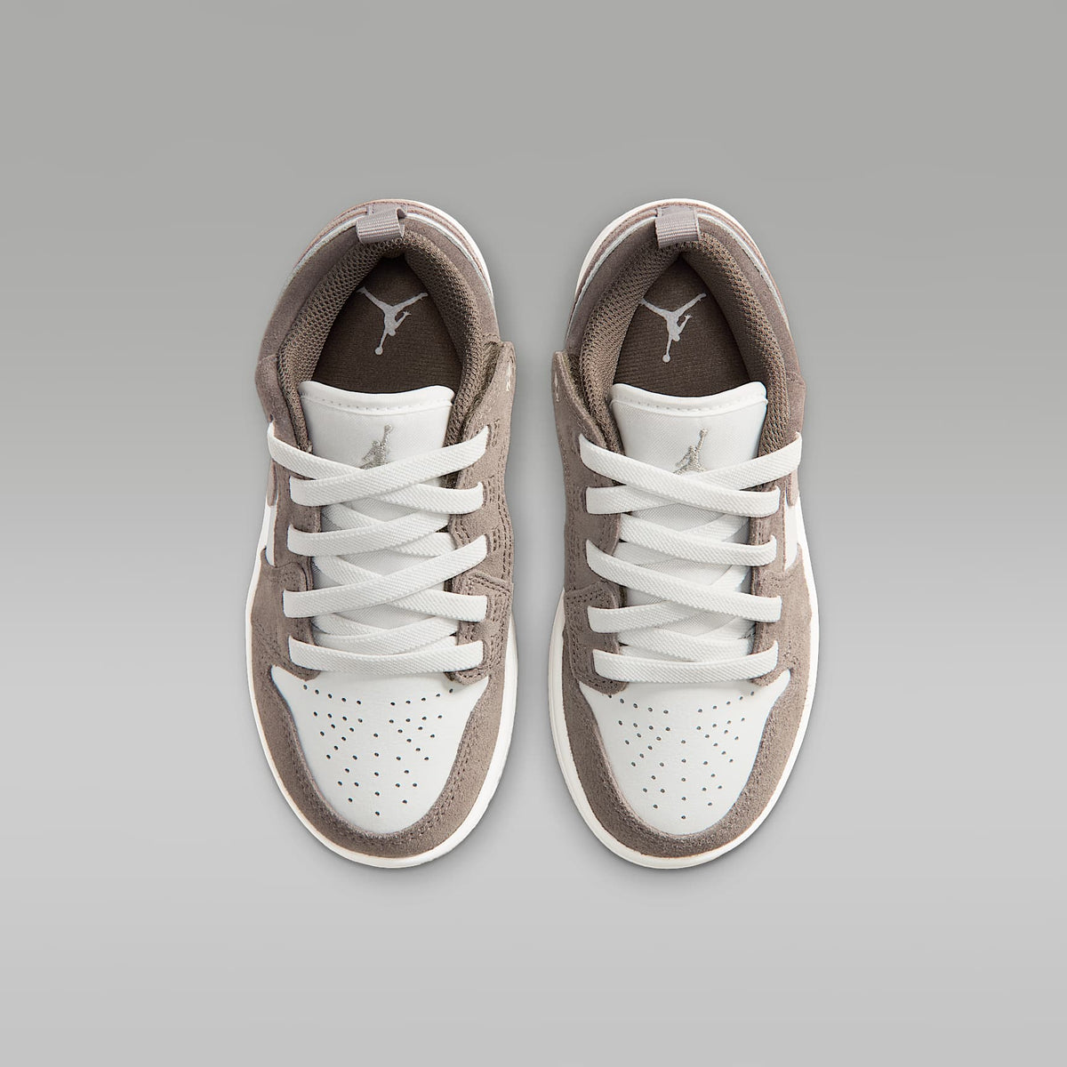 Jordan 1 Low Alt – Gris oliva/Blanco cumbre/Marfil pálido/Piedra enigma – vista 4