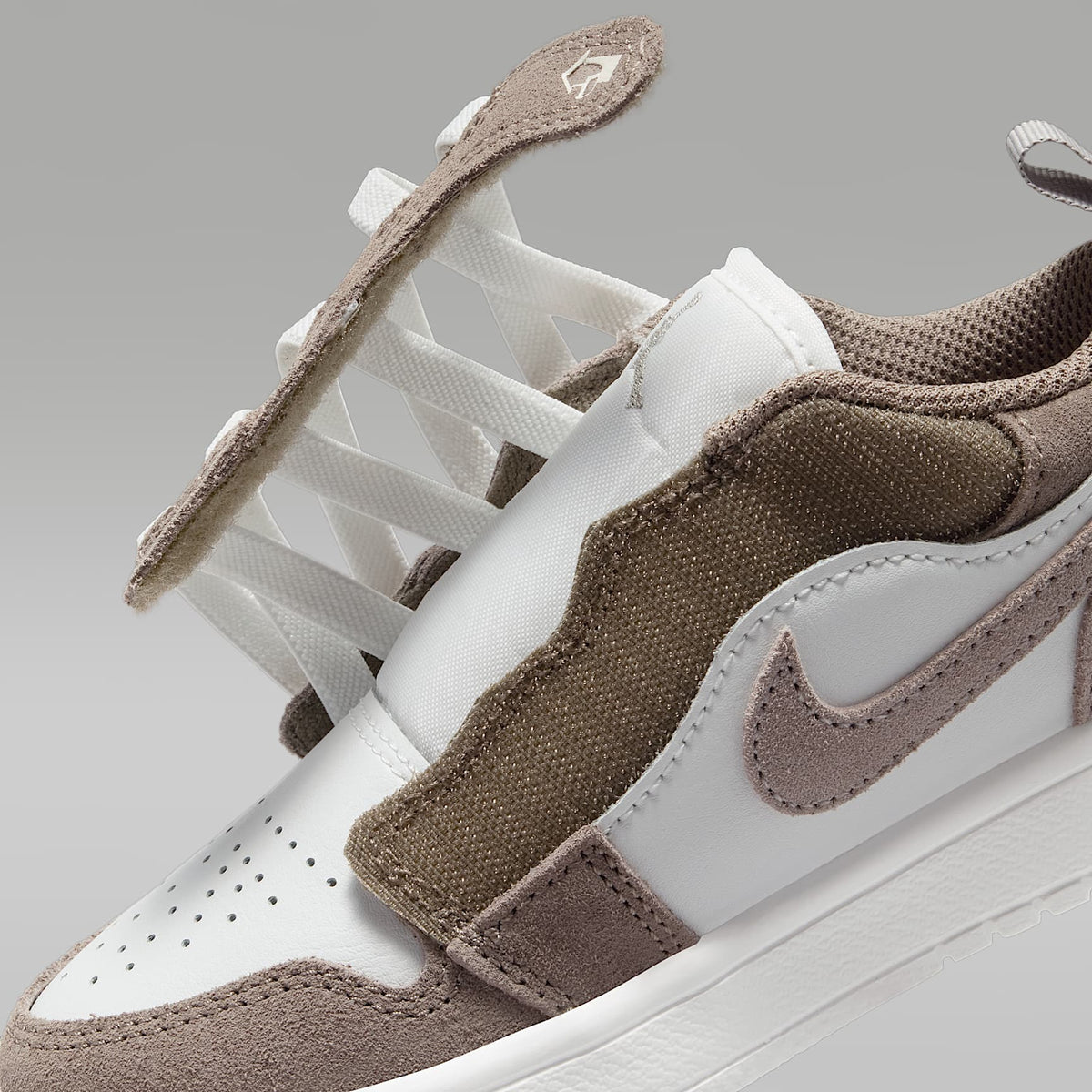 Jordan 1 Low Alt – Gris oliva/Blanco cumbre/Marfil pálido/Piedra enigma – vista 9