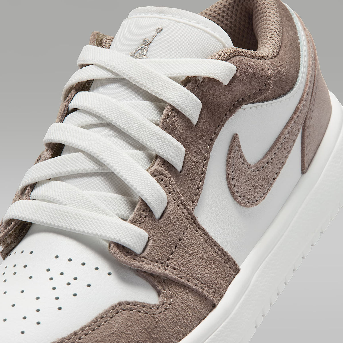 Jordan 1 Low Alt – Gris oliva/Blanco cumbre/Marfil pálido/Piedra enigma – vista 7