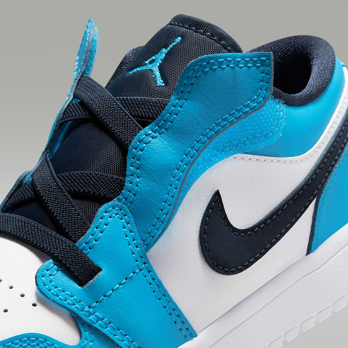 Jordan 1 Low Alt – Blanco/Obsidiana/Azul celeste oscuro – vista 9