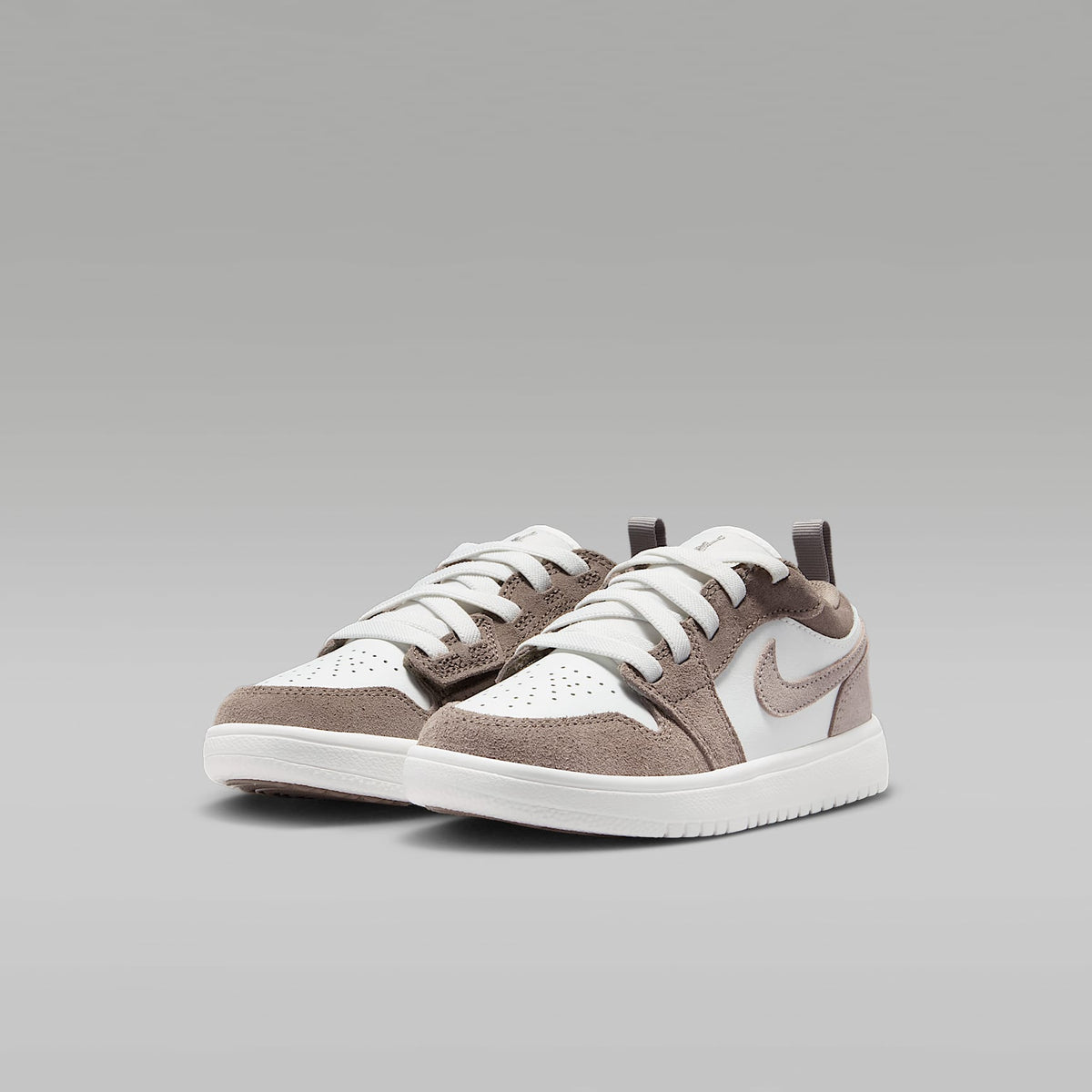Jordan 1 Low Alt – Gris oliva/Blanco cumbre/Marfil pálido/Piedra enigma – vista 5