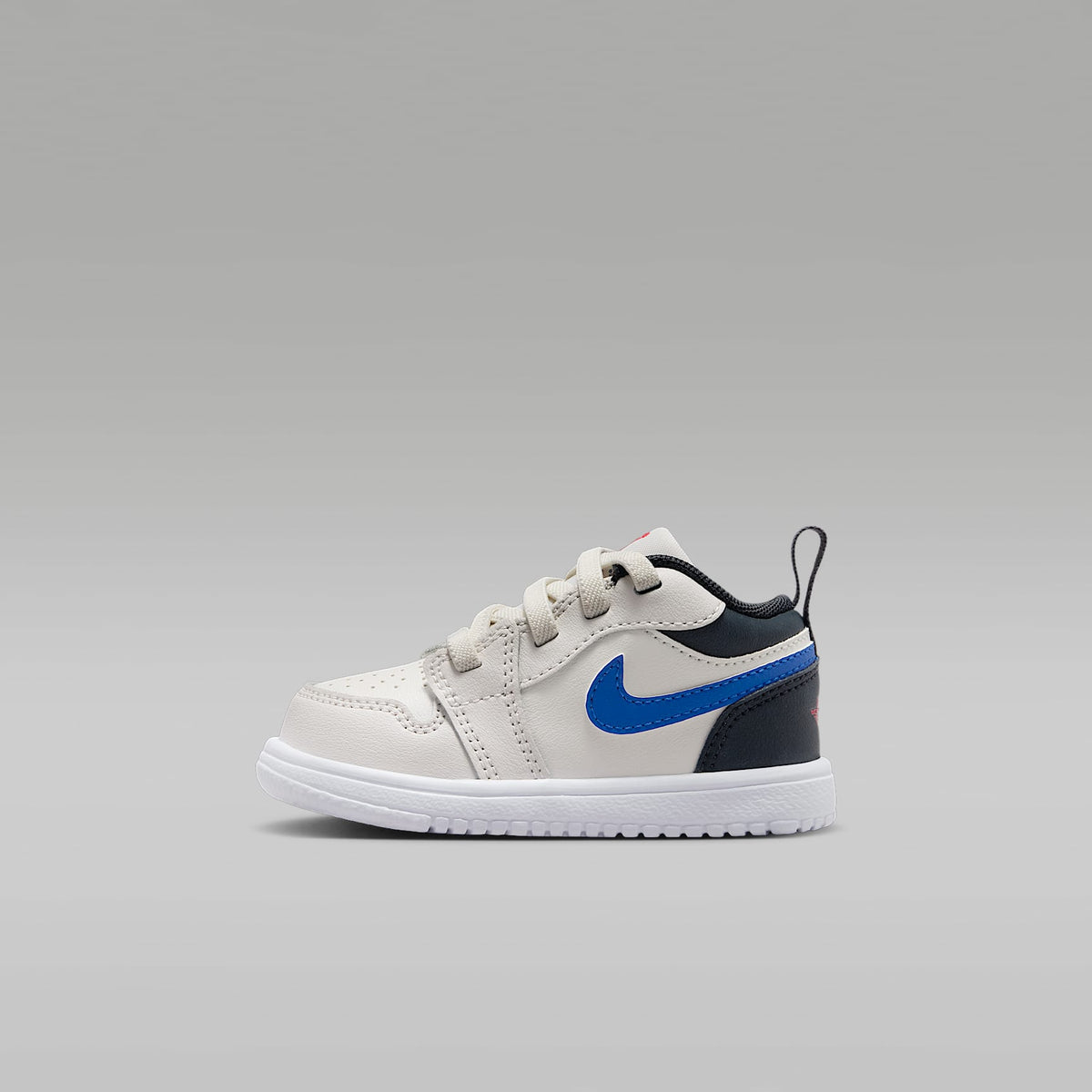 Jordan 1 Low Alt – Fantasma/Sombrío apagado/Vela/Rojo universitario – vista 1