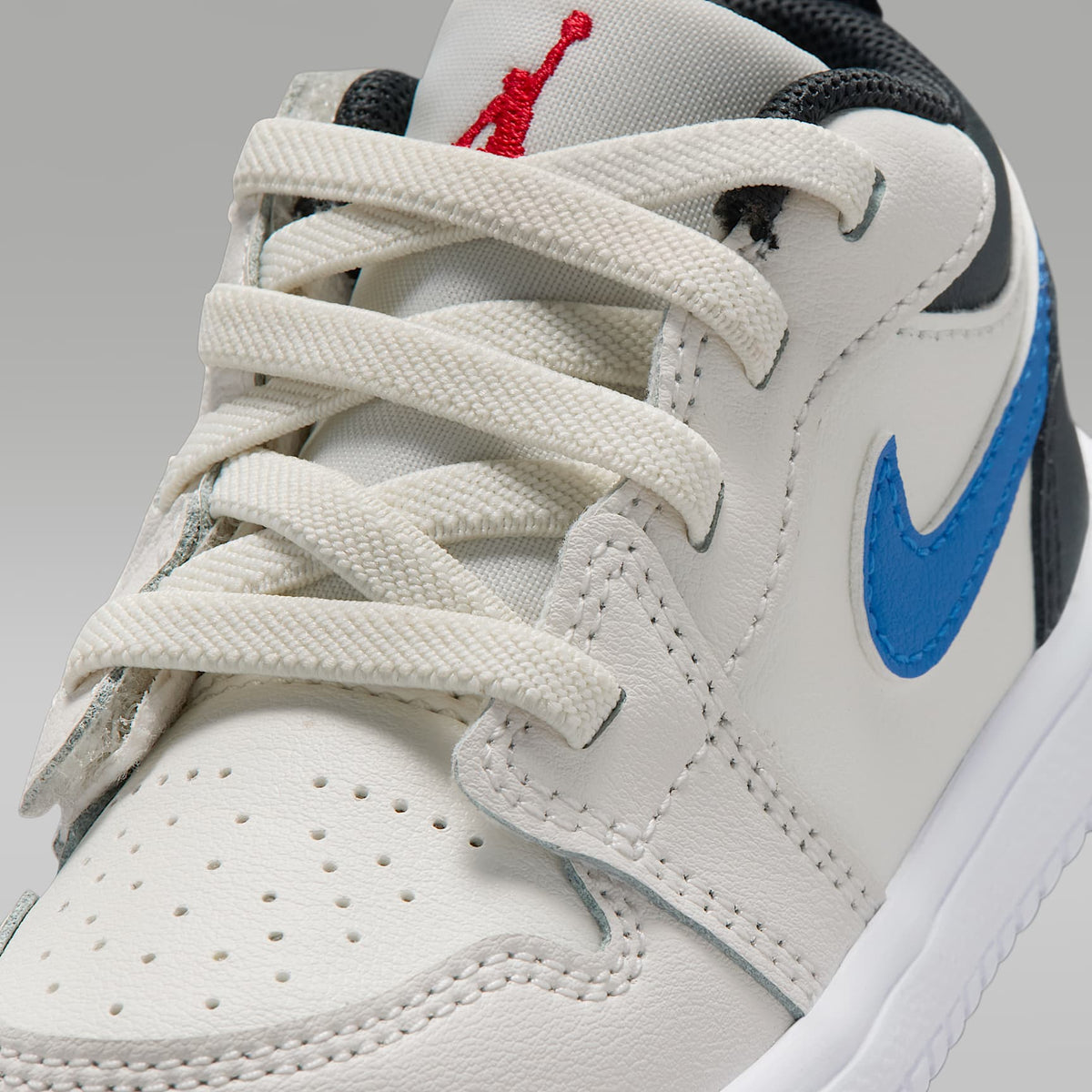 Jordan 1 Low Alt – Fantasma/Sombrío apagado/Vela/Rojo universitario – vista 7