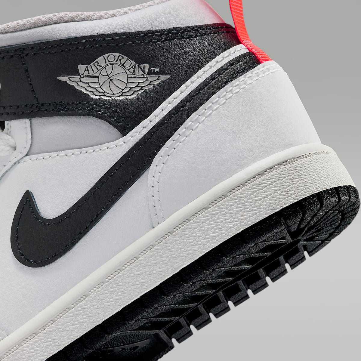 Jordan 1 Mid – Blanco cumbre/Infrarrojo 23/Gris neutro/Negro – vista 8