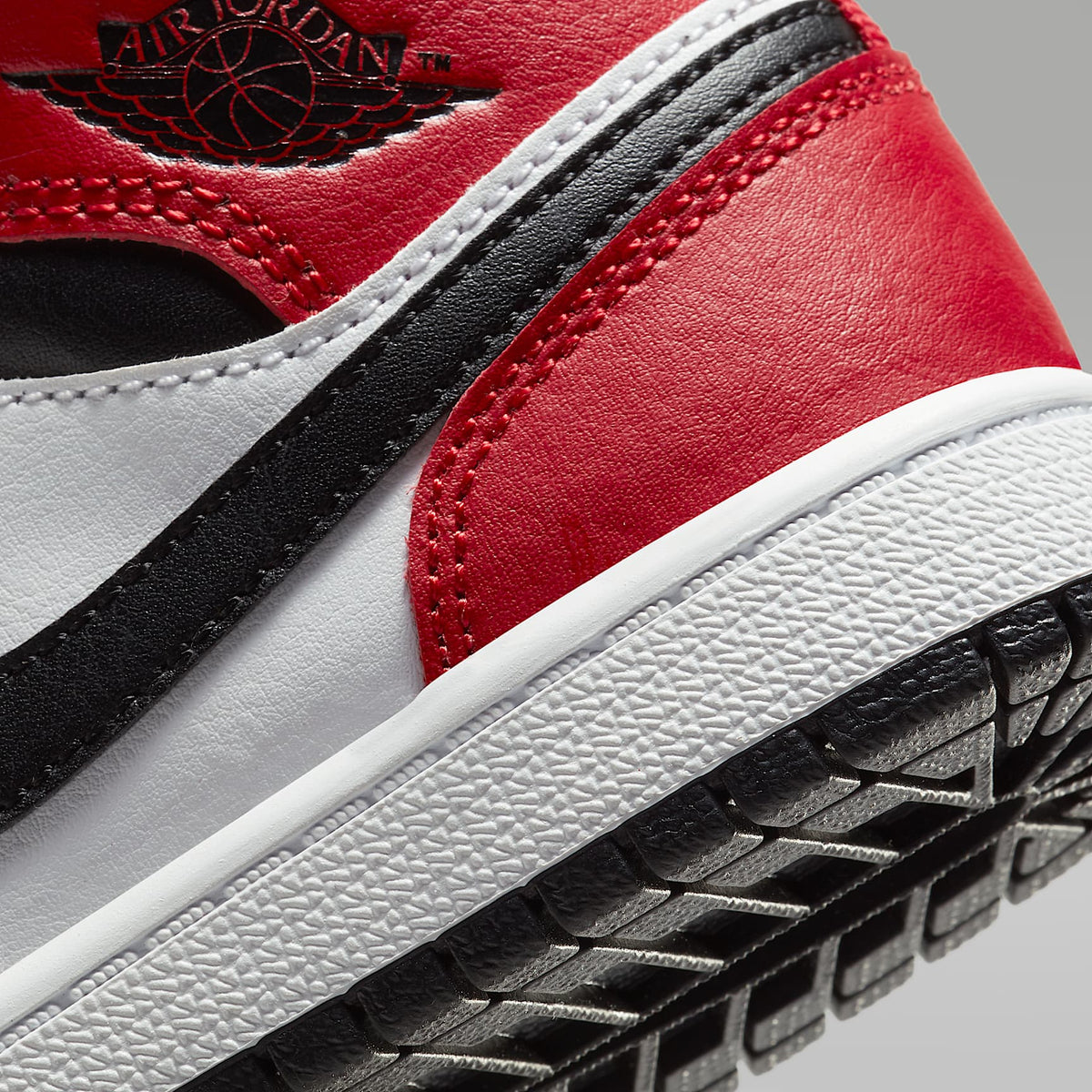 Jordan 1 Mid – Negro/Rojo gimnasio/Negro – vista 8