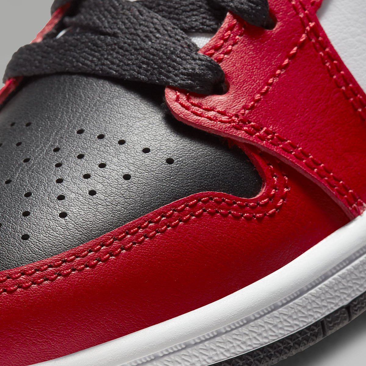Jordan 1 Mid – Negro/Rojo gimnasio/Negro – vista 7