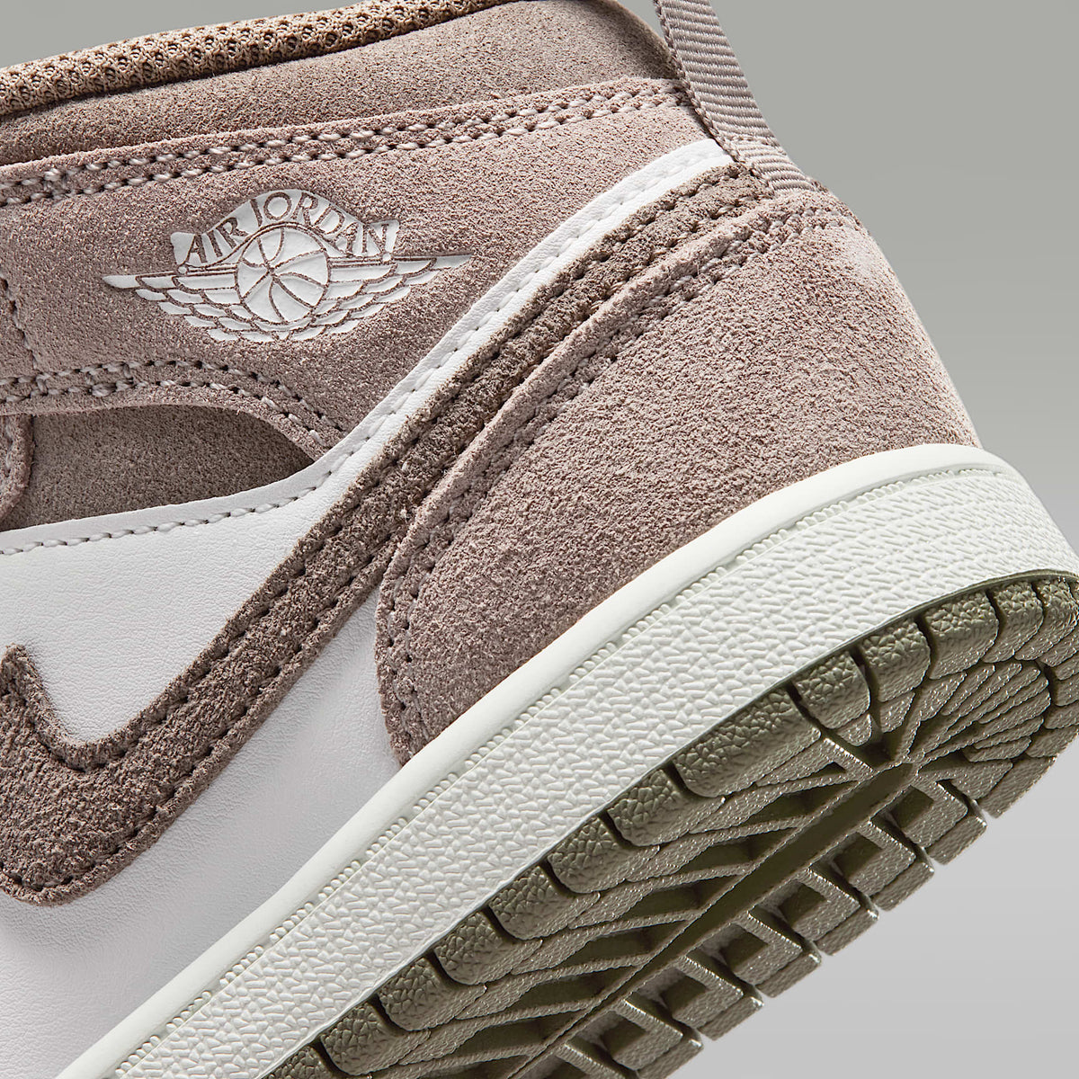 Jordan 1 Mid – Piedra enigma/Blanco cumbre/Gris oliva – vista 8