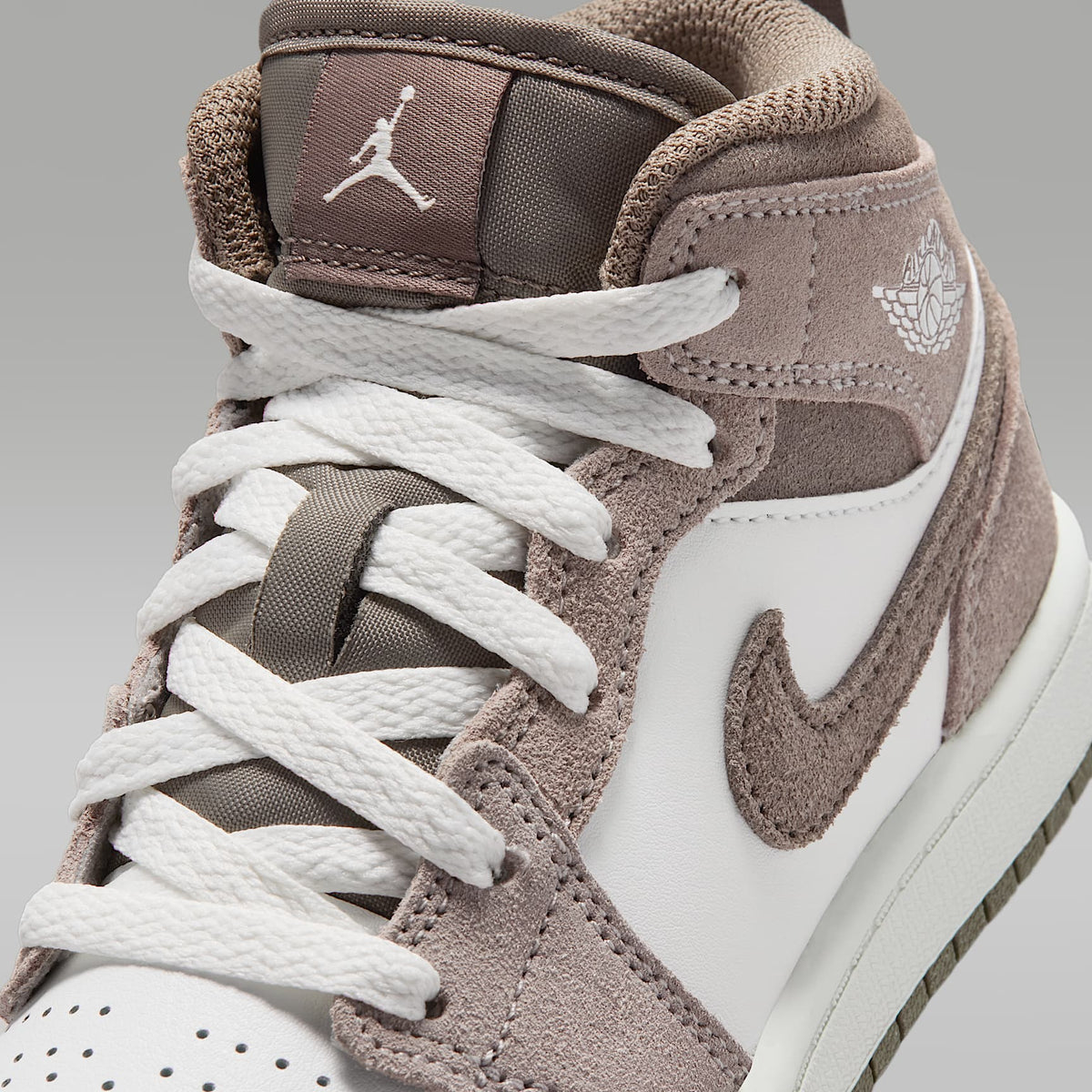 Jordan 1 Mid – Piedra enigma/Blanco cumbre/Gris oliva – vista 7