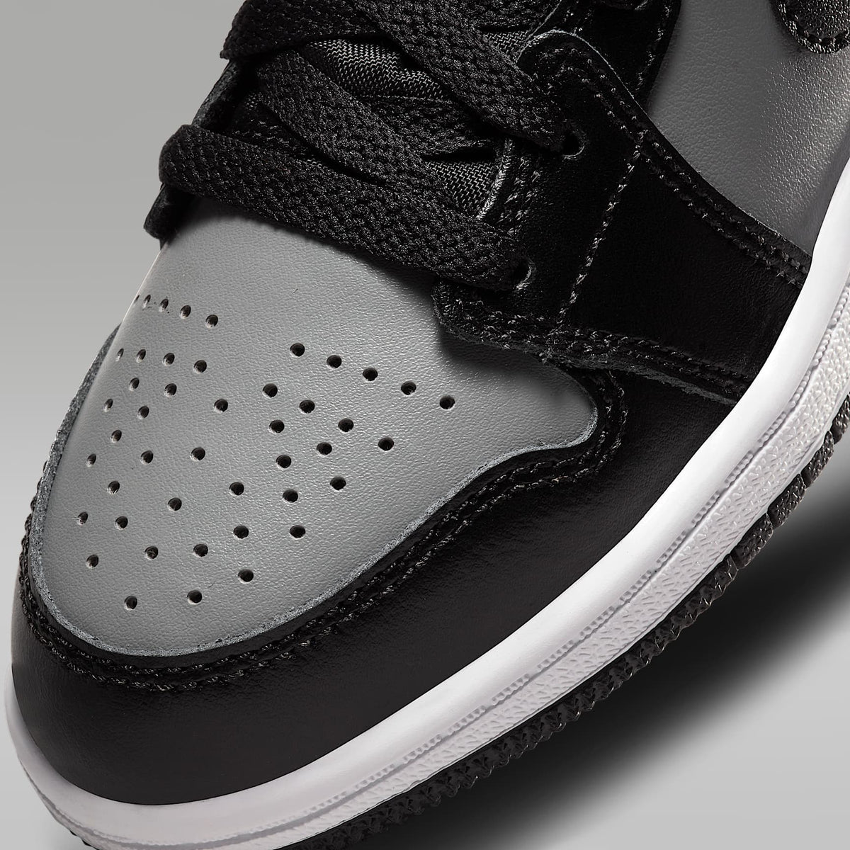 Jordan 1 Mid – Negro/Gris partícula/Blanco/Rojo gimnasio – vista 7