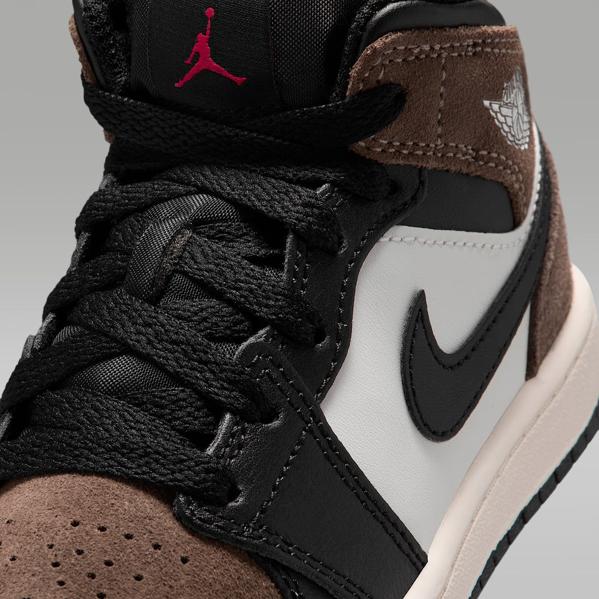 Jordan 1 Mid – Negro/Pelaje pardo/Rojo universitario/Fantasma – vista 7