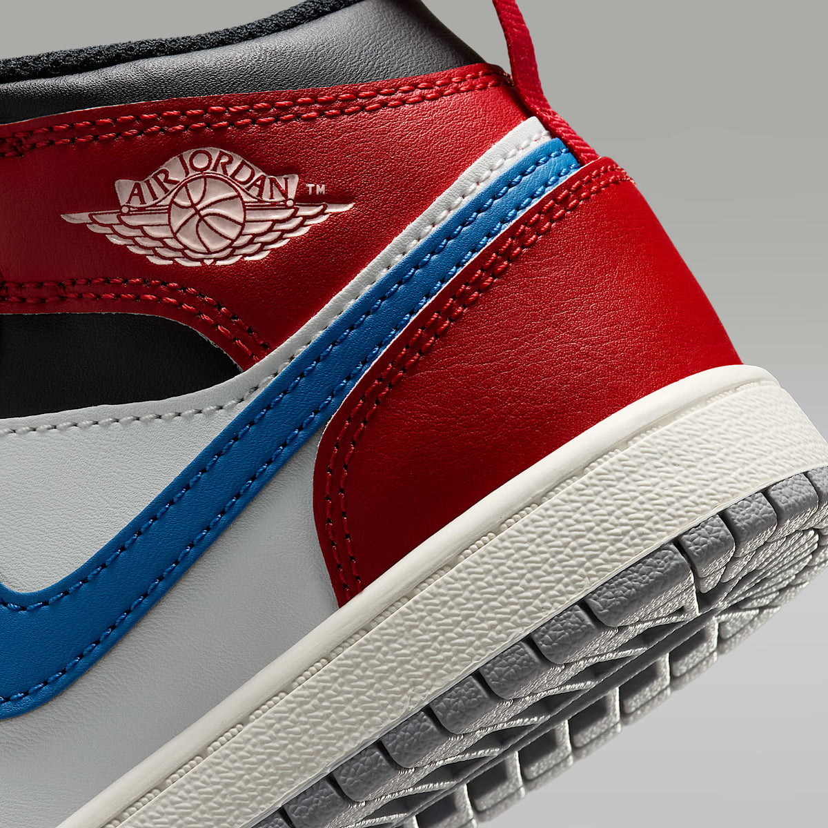 Jordan 1 Mid – Azul genuino/Rojo universitario/Negro/Blanco cumbre – vista 8