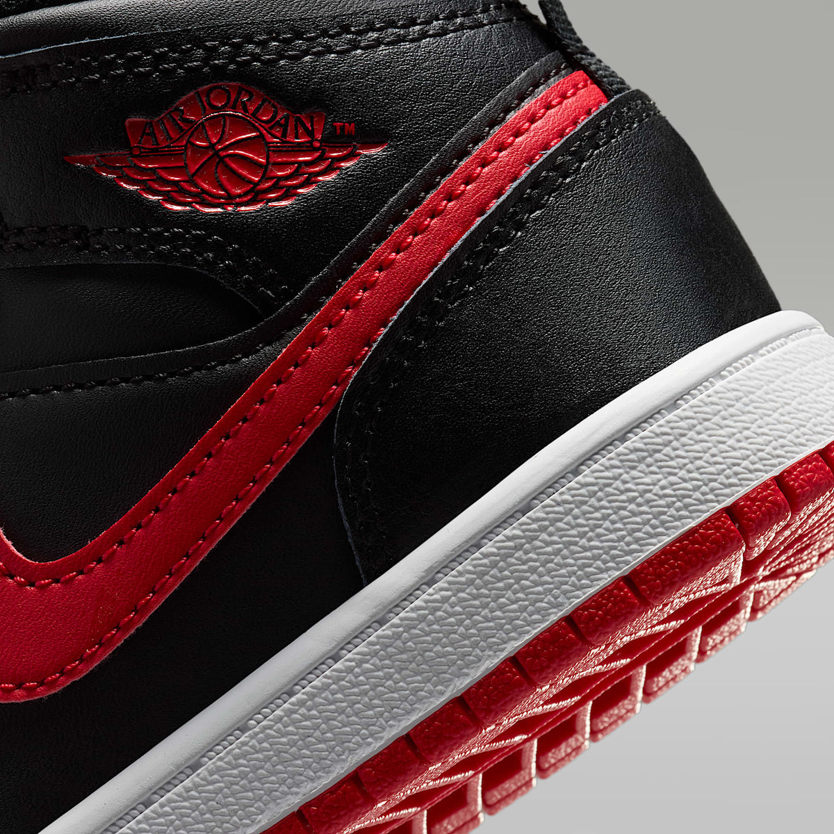 Jordan 1 Mid – Negro/Blanco/Rojo universitario – vista 8