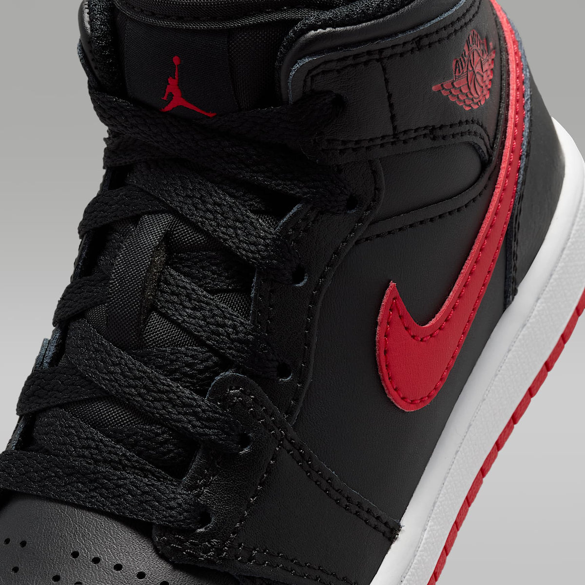 Jordan 1 Mid – Negro/Blanco/Rojo universitario – vista 7