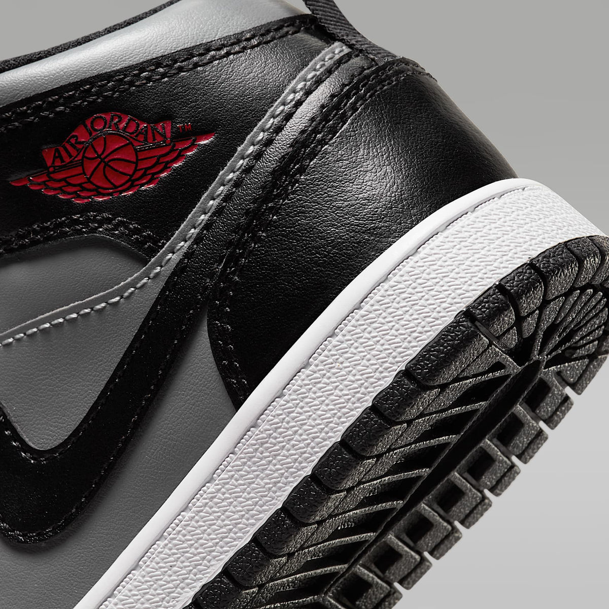 Jordan 1 Mid – Negro/Gris partícula/Blanco/Rojo gimnasio – vista 8