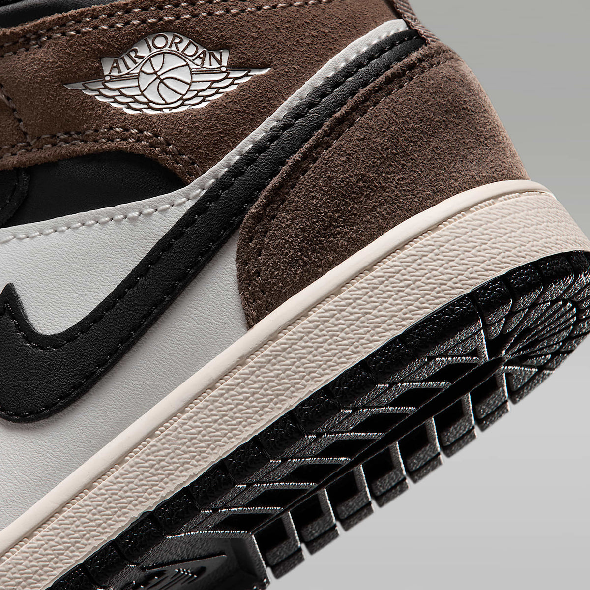 Jordan 1 Mid – Negro/Pelaje pardo/Rojo universitario/Fantasma – vista 8