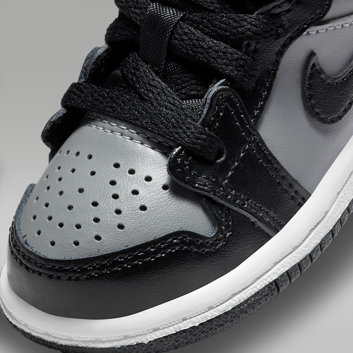 Jordan 1 Mid – Negro/Gris partícula/Blanco/Rojo gimnasio – vista 7