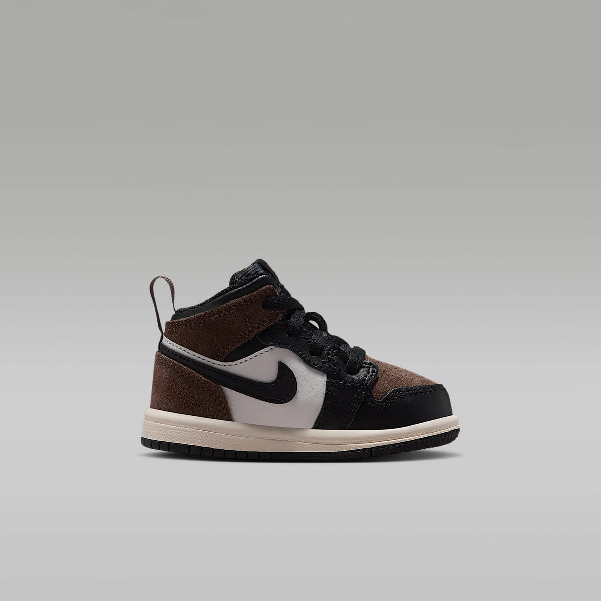 Jordan 1 Mid – Negro/Pelaje pardo/Rojo universitario/Fantasma – vista 3