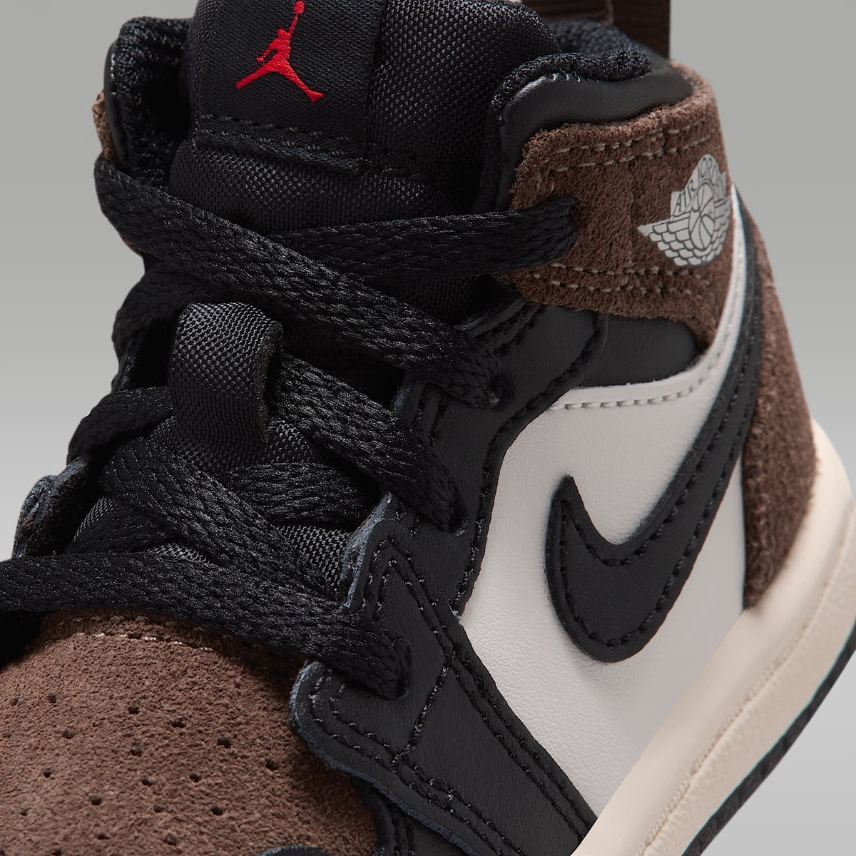 Jordan 1 Mid – Negro/Pelaje pardo/Rojo universitario/Fantasma – vista 7
