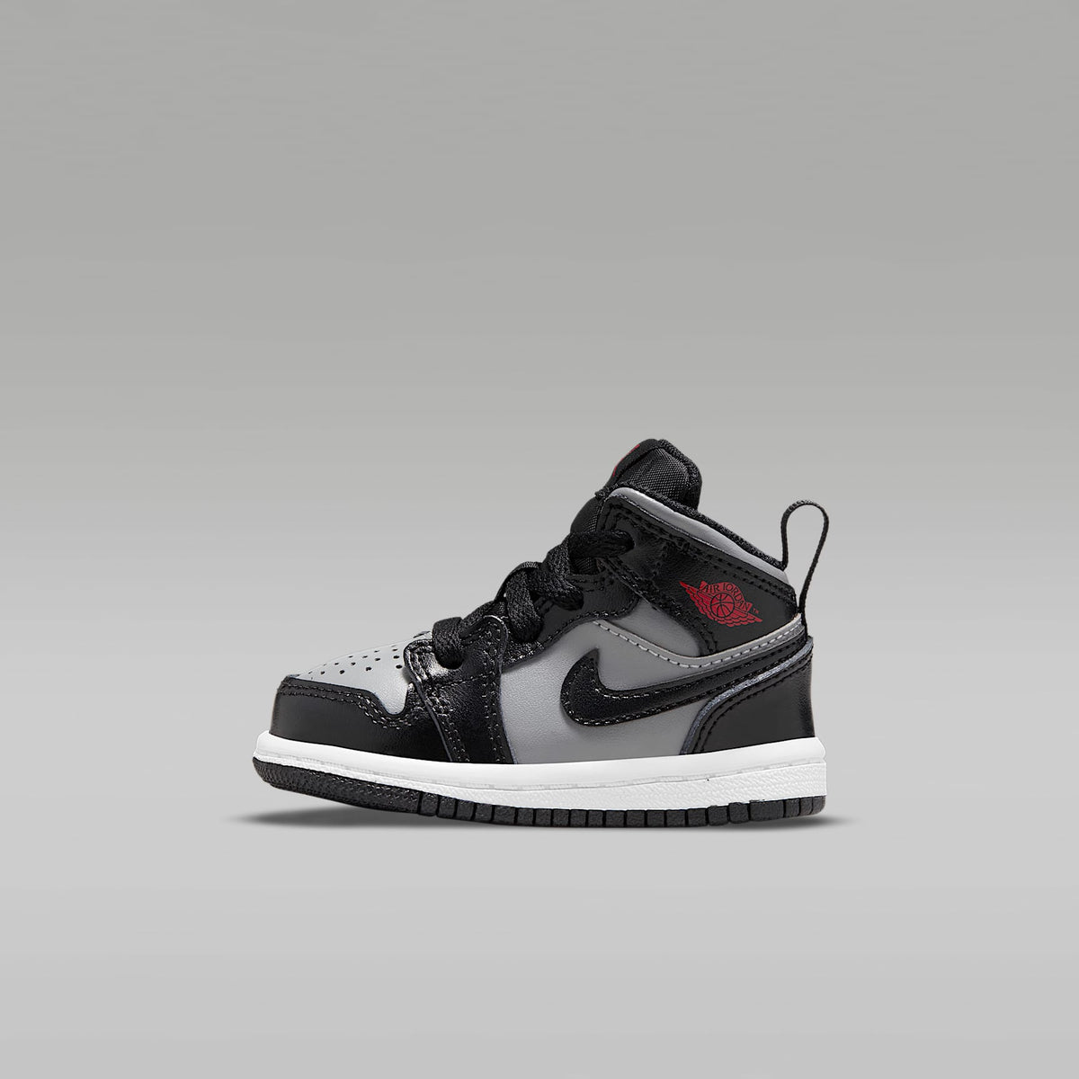 Jordan 1 Mid – Negro/Gris partícula/Blanco/Rojo gimnasio – vista 1