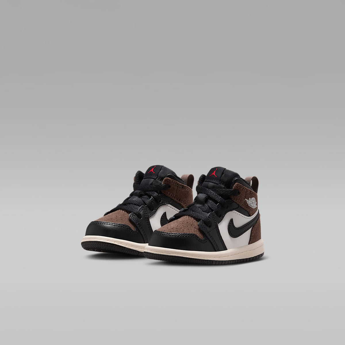 Jordan 1 Mid – Negro/Pelaje pardo/Rojo universitario/Fantasma – vista 5
