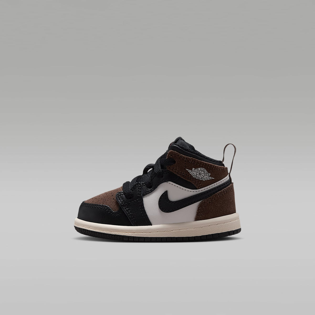 Jordan 1 Mid – Negro/Pelaje pardo/Rojo universitario/Fantasma – vista 1