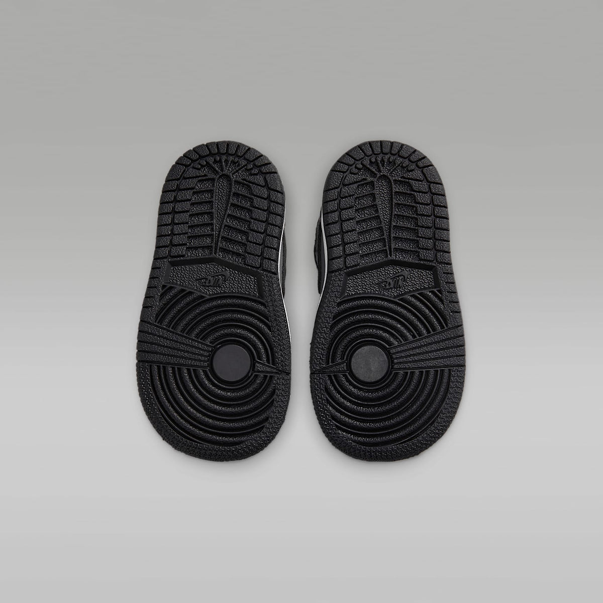 Jordan 1 Mid – Negro/Gris partícula/Blanco/Rojo gimnasio – vista 2