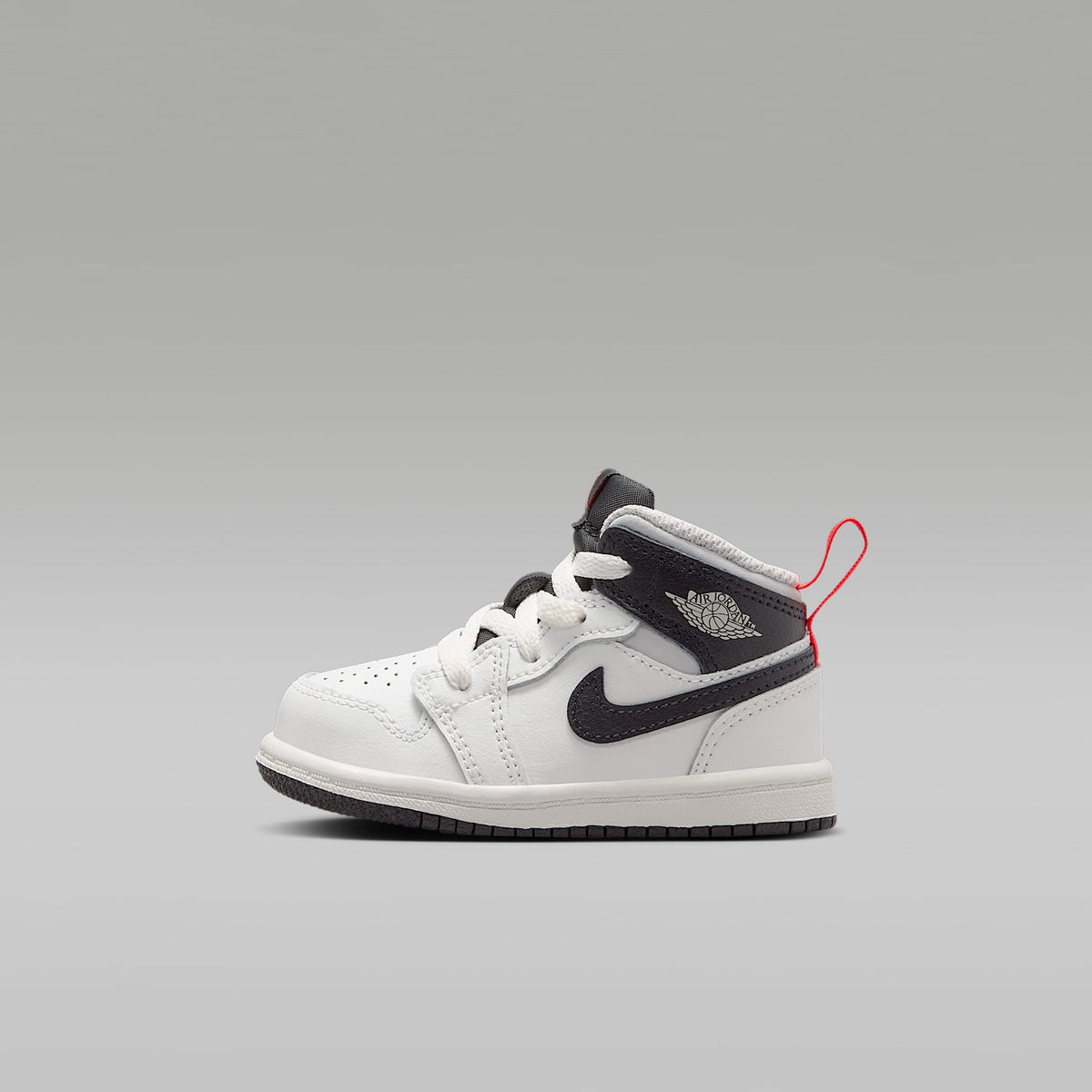 Jordan 1 Mid – Blanco cumbre/Infrarrojo 23/Gris neutro/Negro – vista 1