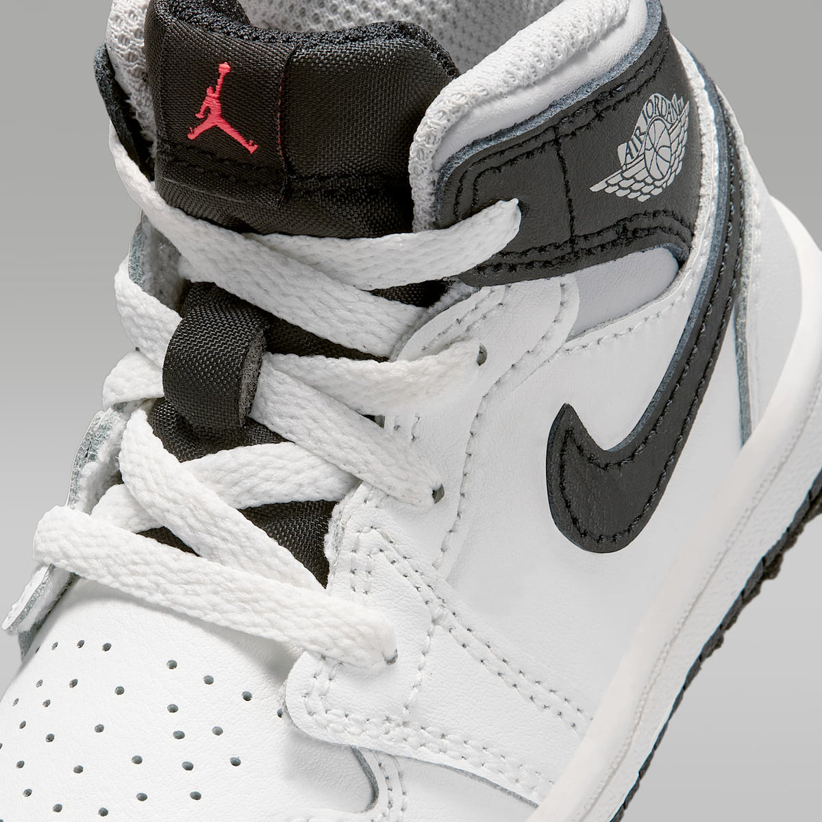 Jordan 1 Mid – Blanco cumbre/Infrarrojo 23/Gris neutro/Negro – vista 7