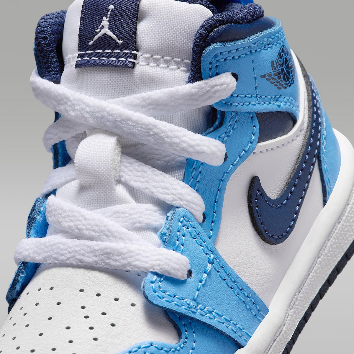 Jordan 1 Mid – Azul universitario/Blanco/Vela/Azul marino medianoche – vista 7
