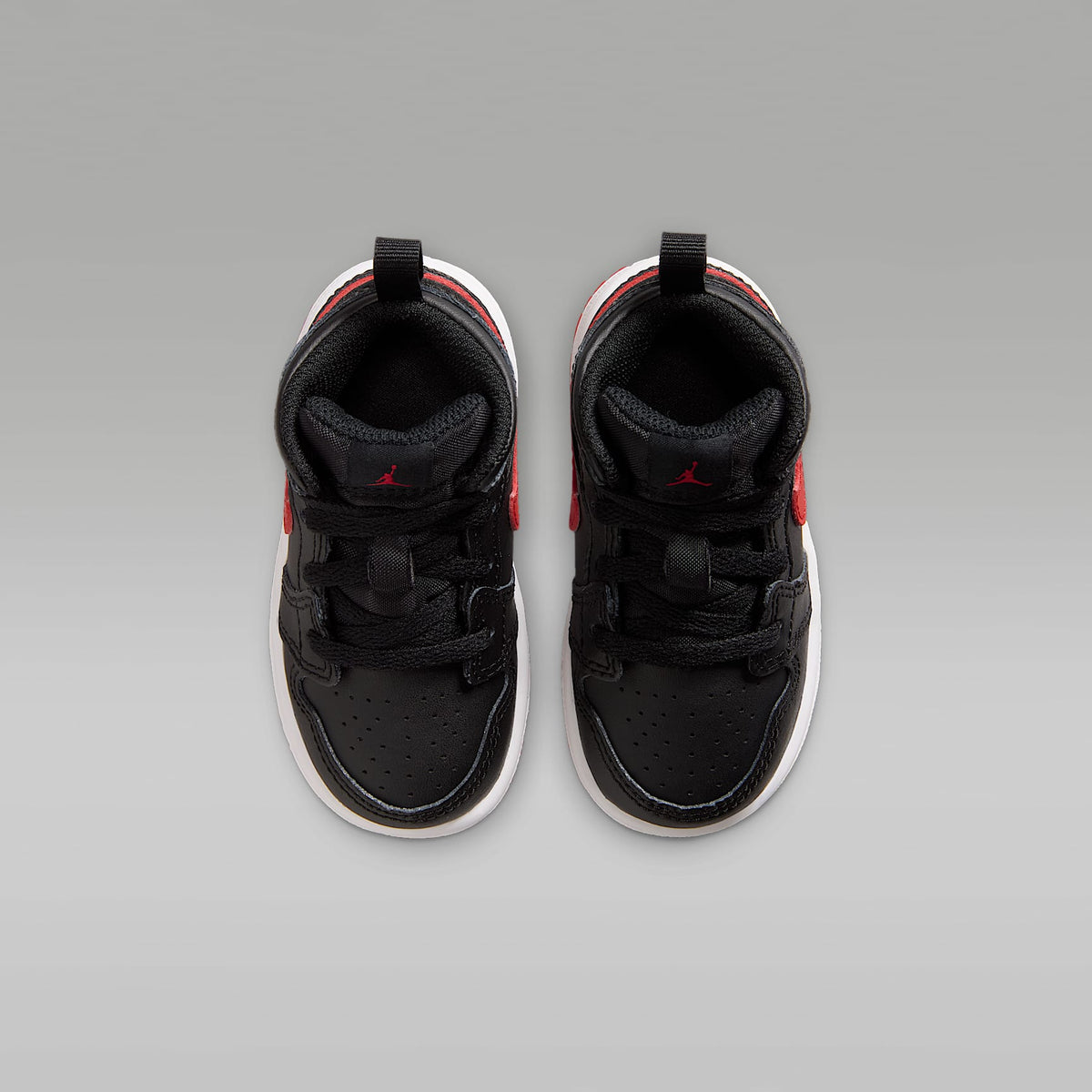 Jordan 1 Mid – Negro/Blanco/Rojo universitario – vista 4