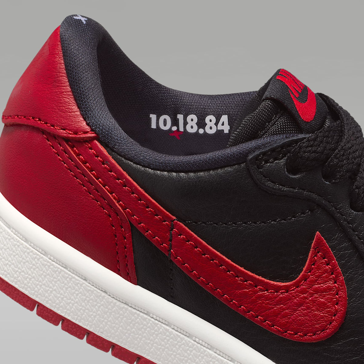 Jordan 1 Retro Low OG "Banned" – Negro/Rojo universitario/Blanco cumbre/Negro – vista 10