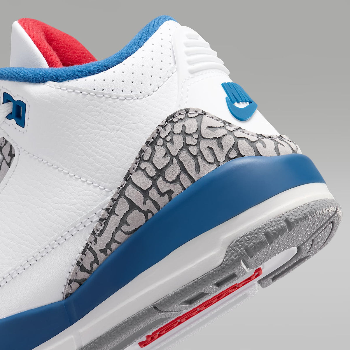 Jordan 3 Retro "True Blue" – Blanco/Azul genuino/Gris cemento/Rojo pasión – vista 8