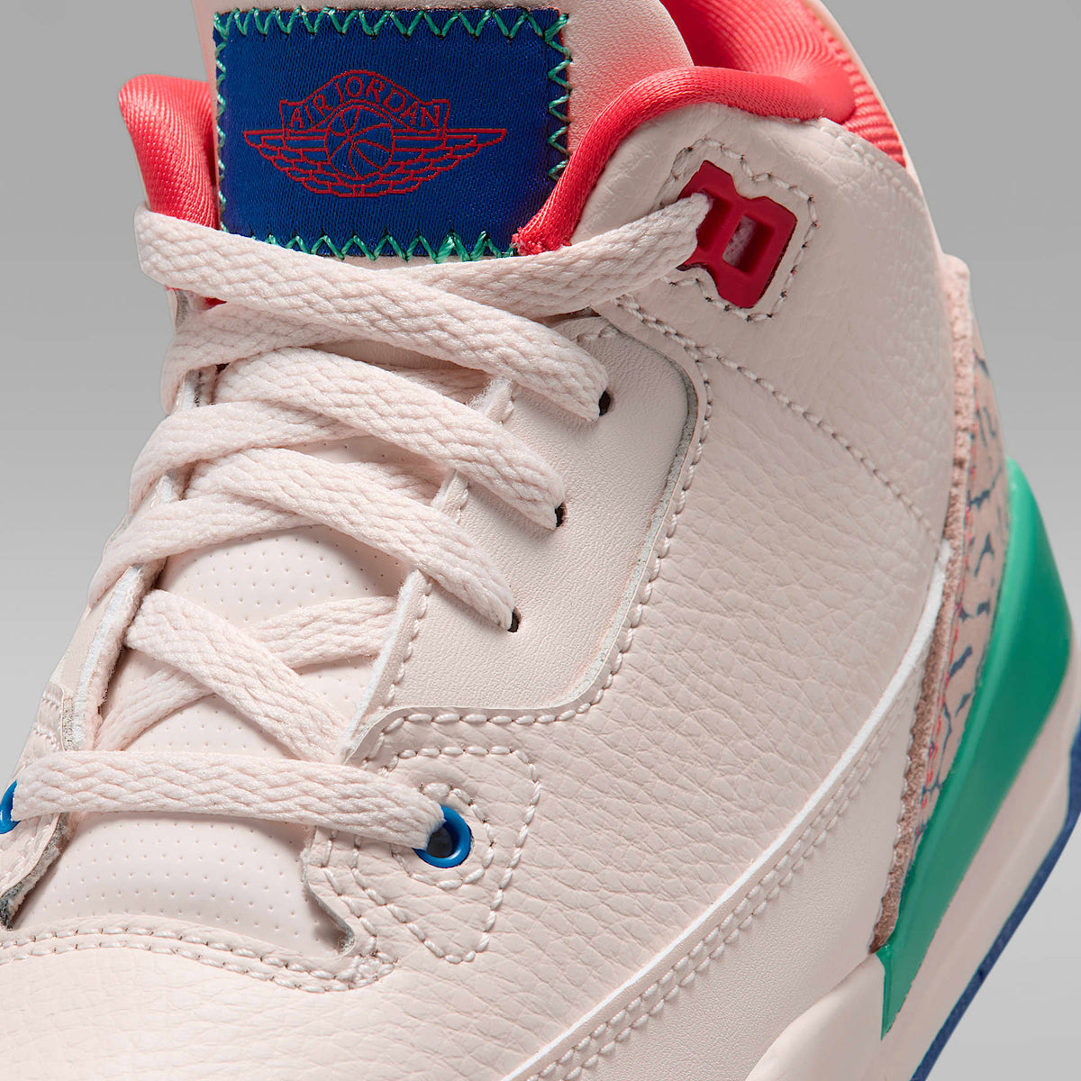 Jordan 3 Retro "Play Your Way" – Tiza/Azul genuino/Verde cinético/Rojo pista – vista 7
