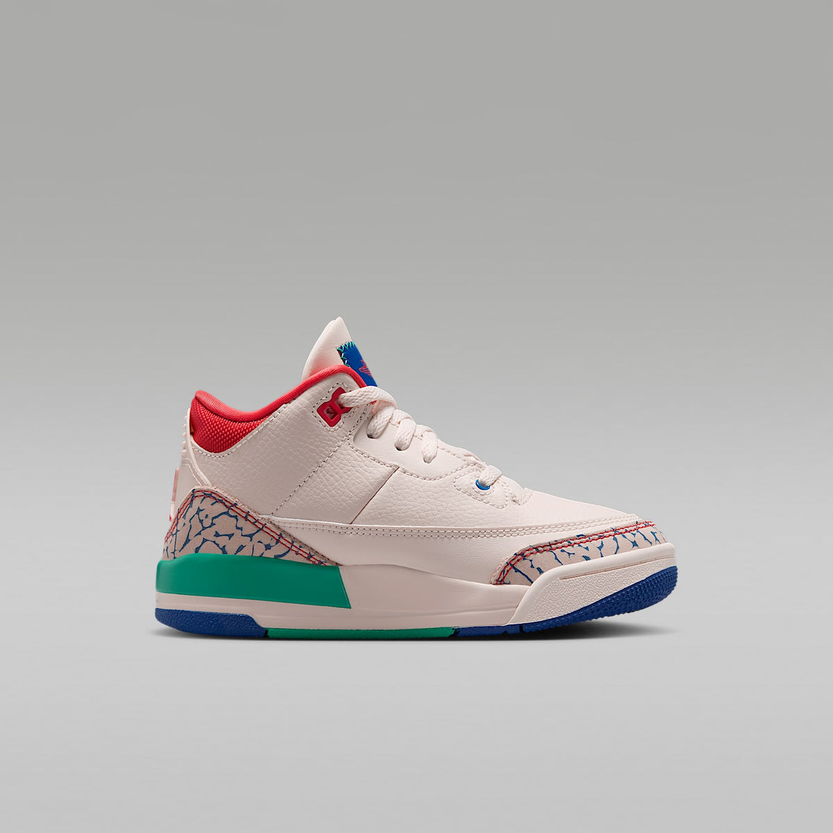 Jordan 3 Retro "Play Your Way" – Tiza/Azul genuino/Verde cinético/Rojo pista – vista 3