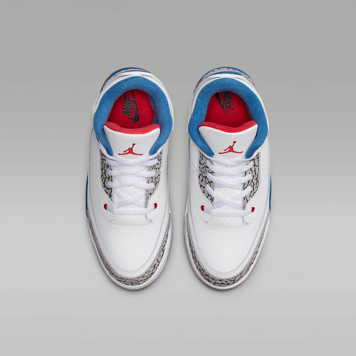 Jordan 3 Retro "True Blue" – Blanco/Azul genuino/Gris cemento/Rojo pasión – vista 4
