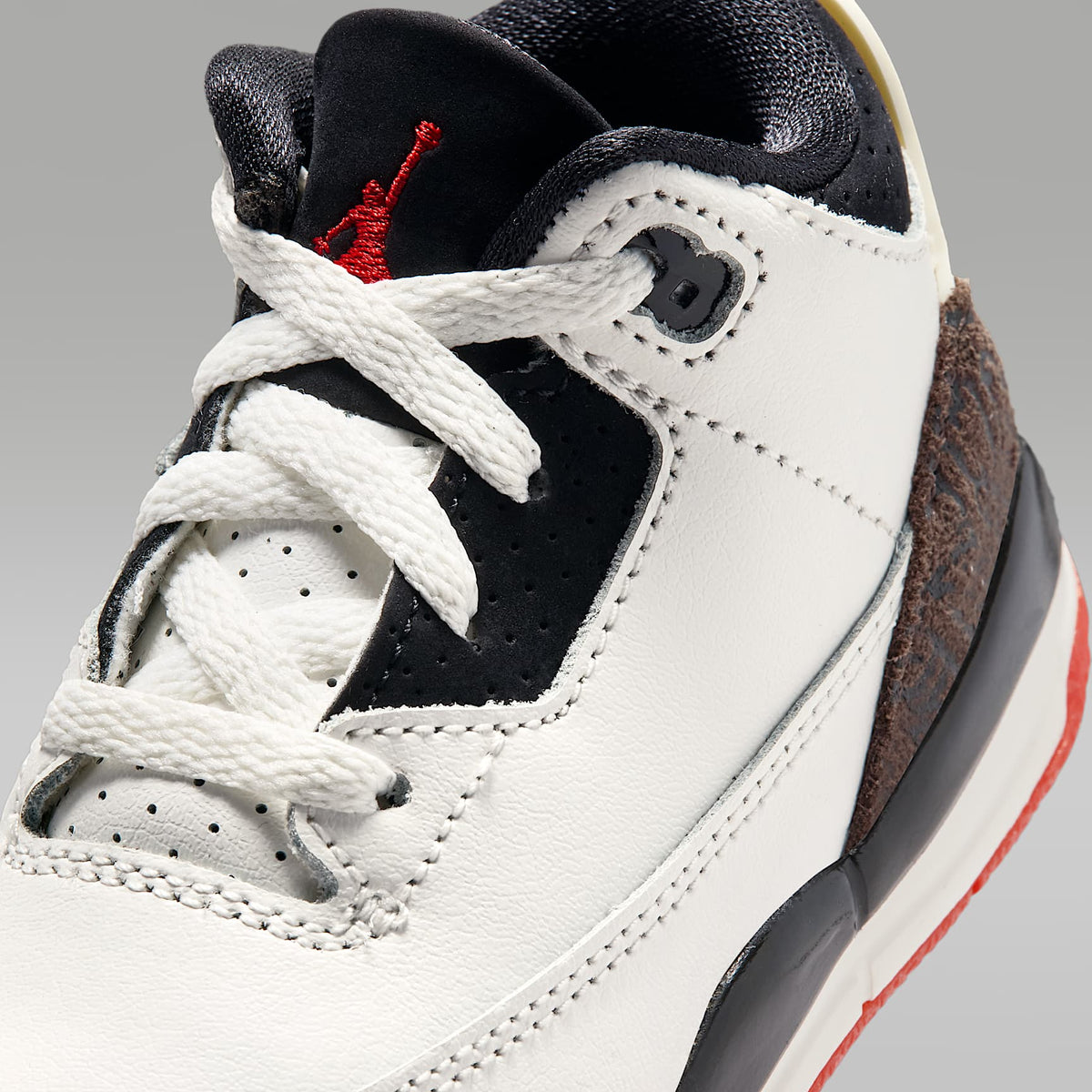 Jordan 3 "World's Best" – Vela/Rojo universitario/Marfil pálido/Negro – vista 7